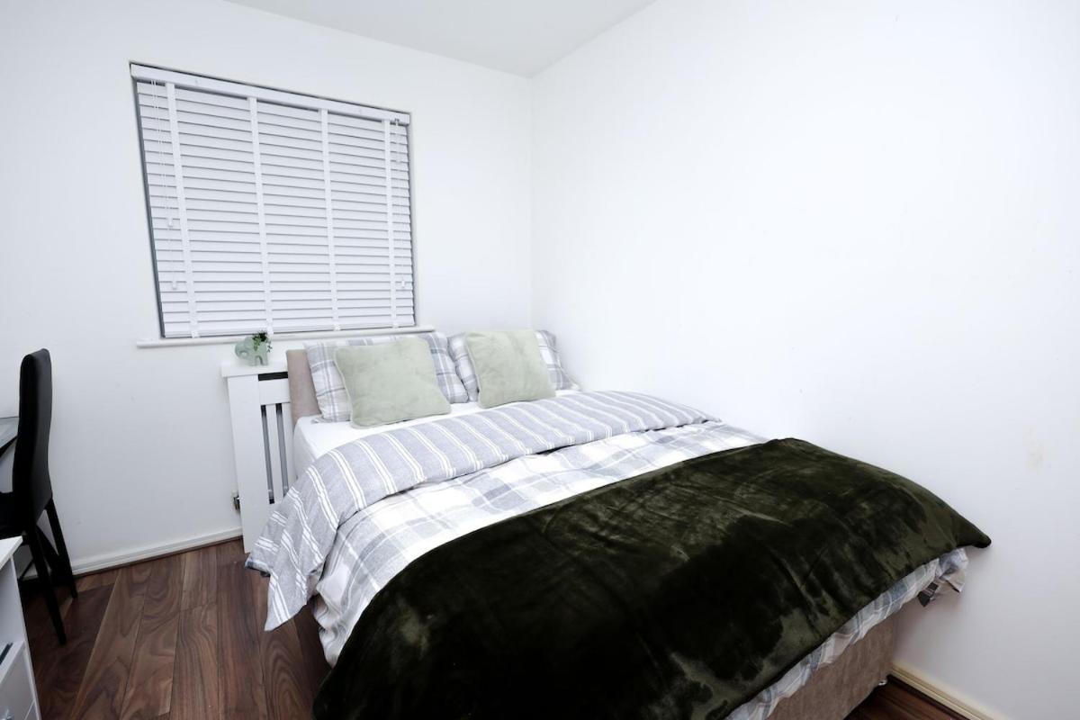 Apartment Cozy Place In Salford, Sleeps 8, 4 Bedroom, 5 Beds *