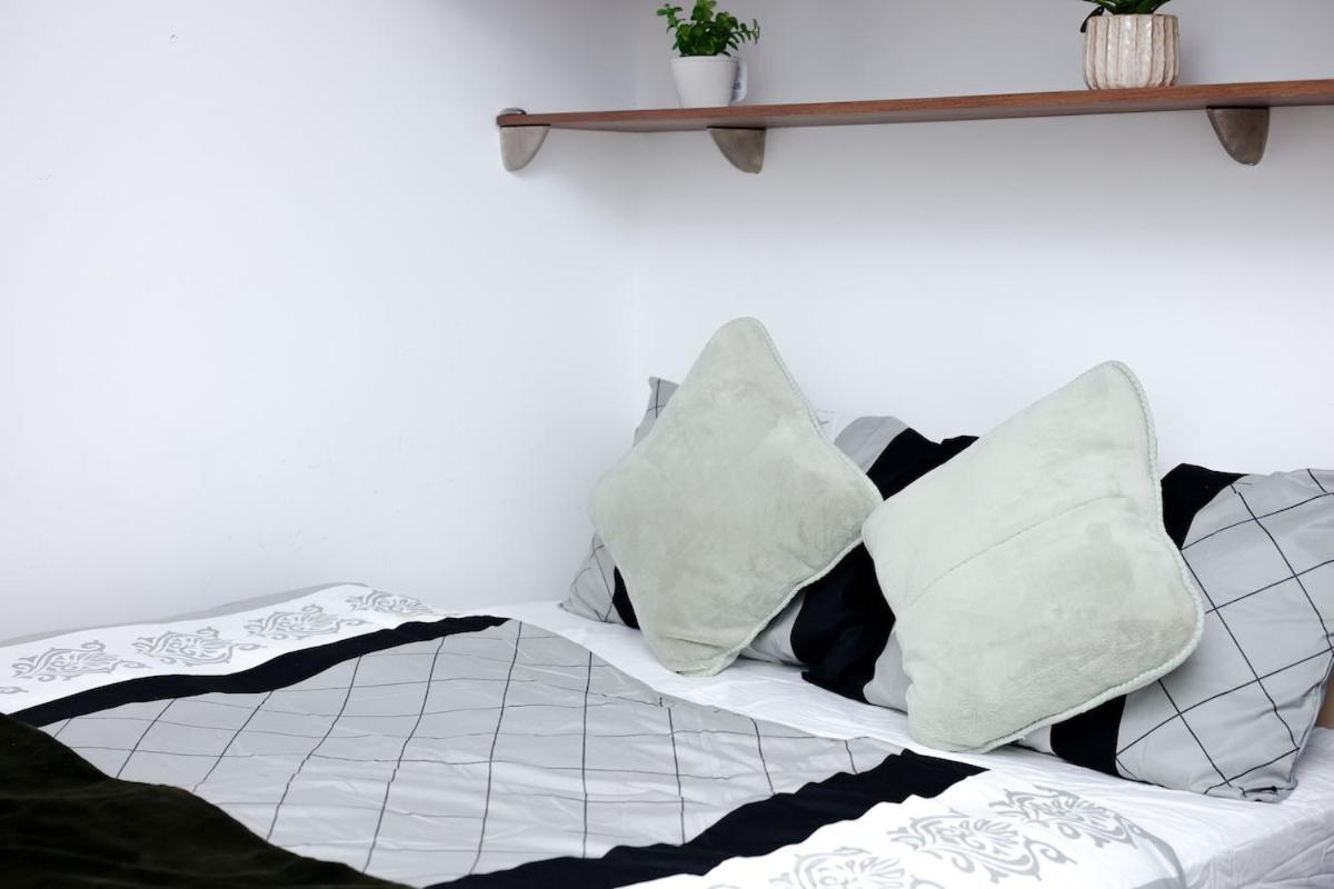Apartment Cozy Place In Salford, Sleeps 8, 4 Bedroom, 5 Beds Manchester