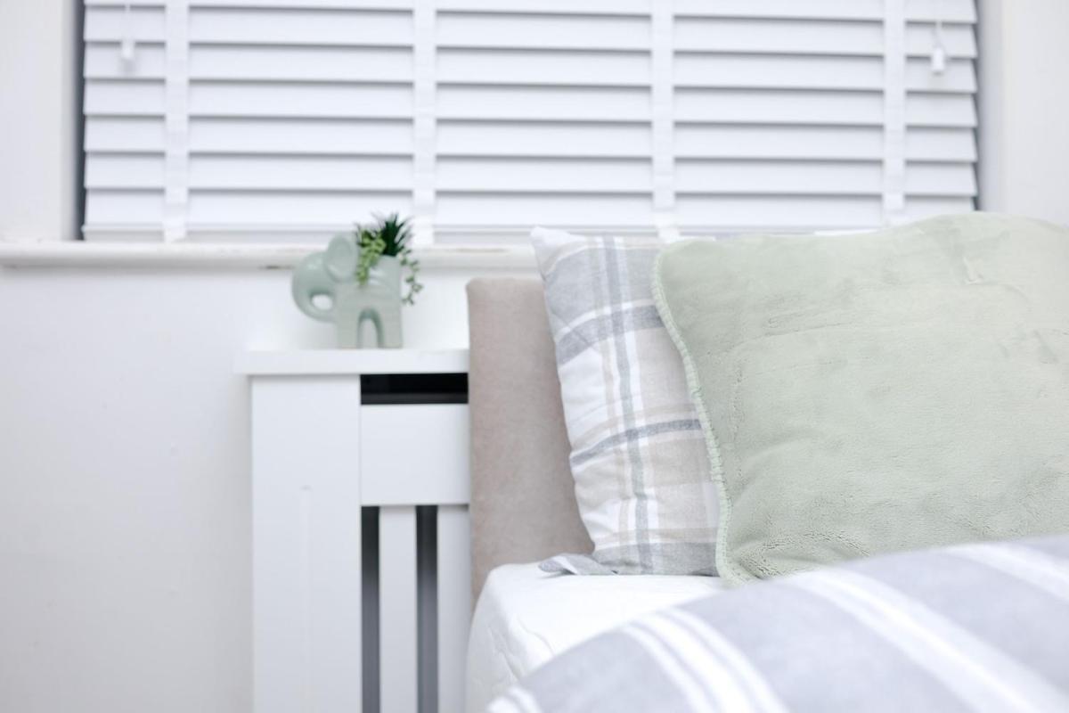 Cozy Place In Salford, Sleeps 8, 4 Bedroom, 5 Beds *