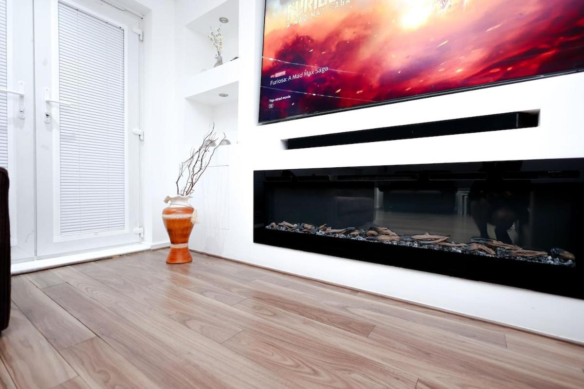 Cozy Place In Salford, Sleeps 8, 4 Bedroom, 5 Beds Apartment