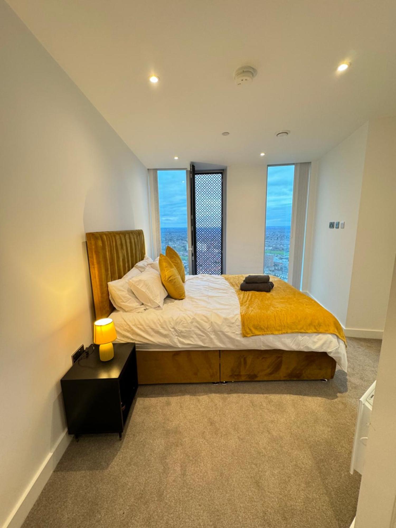 3 Bedroom Penthouse In The City Centre Deansgate New Build High Floor Manchester