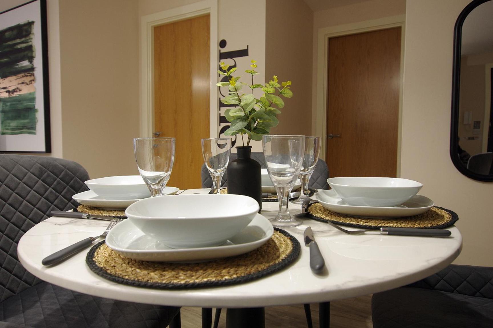 2 Bed 2 Bath Close To Ctre Sleeps 5 -free Parking Apartment