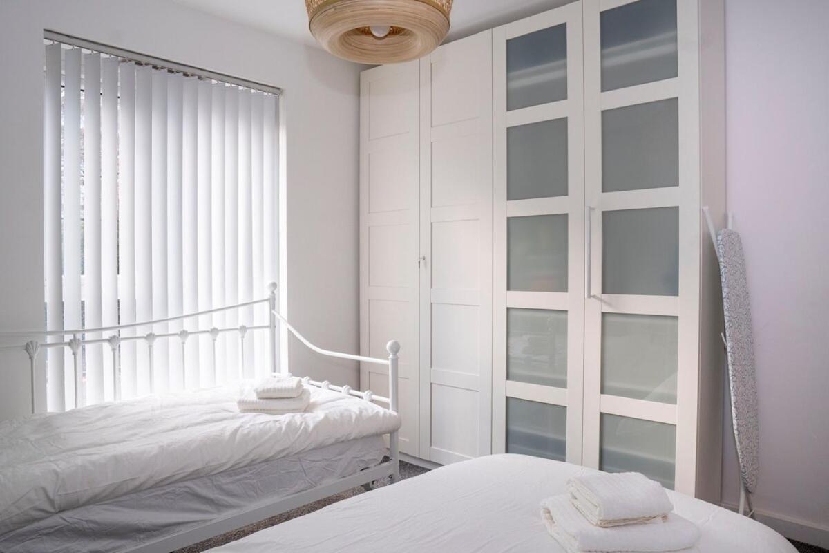 Modern Bright In Salford With Private Parking *