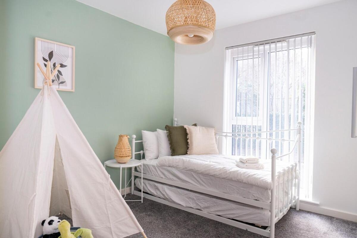 Modern Bright In Salford With Private Parking