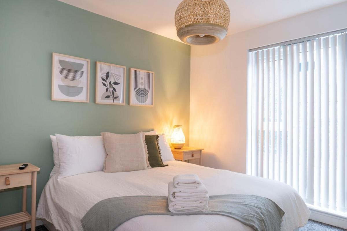 Apartment Modern Bright In Salford With Private Parking *