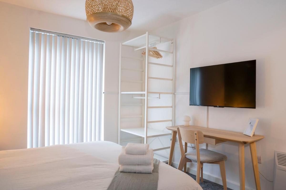 Modern Bright In Salford With Private Parking Apartment