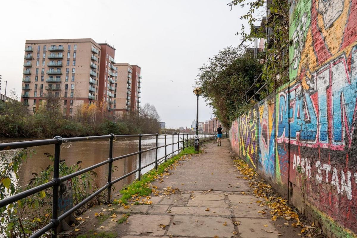Modern Bright In Salford With Private Parking Manchester