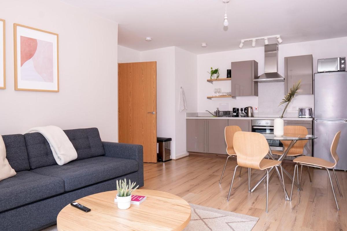 Modern Bright In Salford With Private Parking Apartment