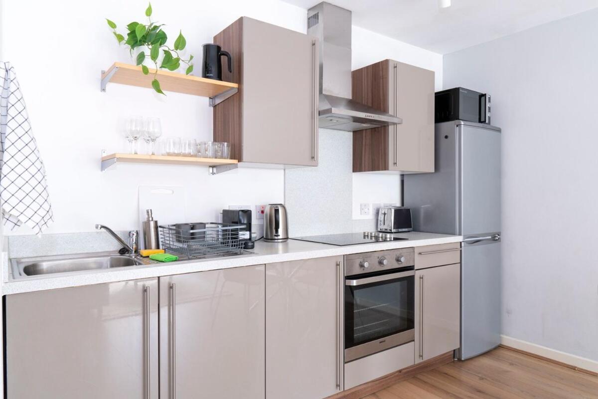 Modern Bright In Salford With Private Parking Apartment