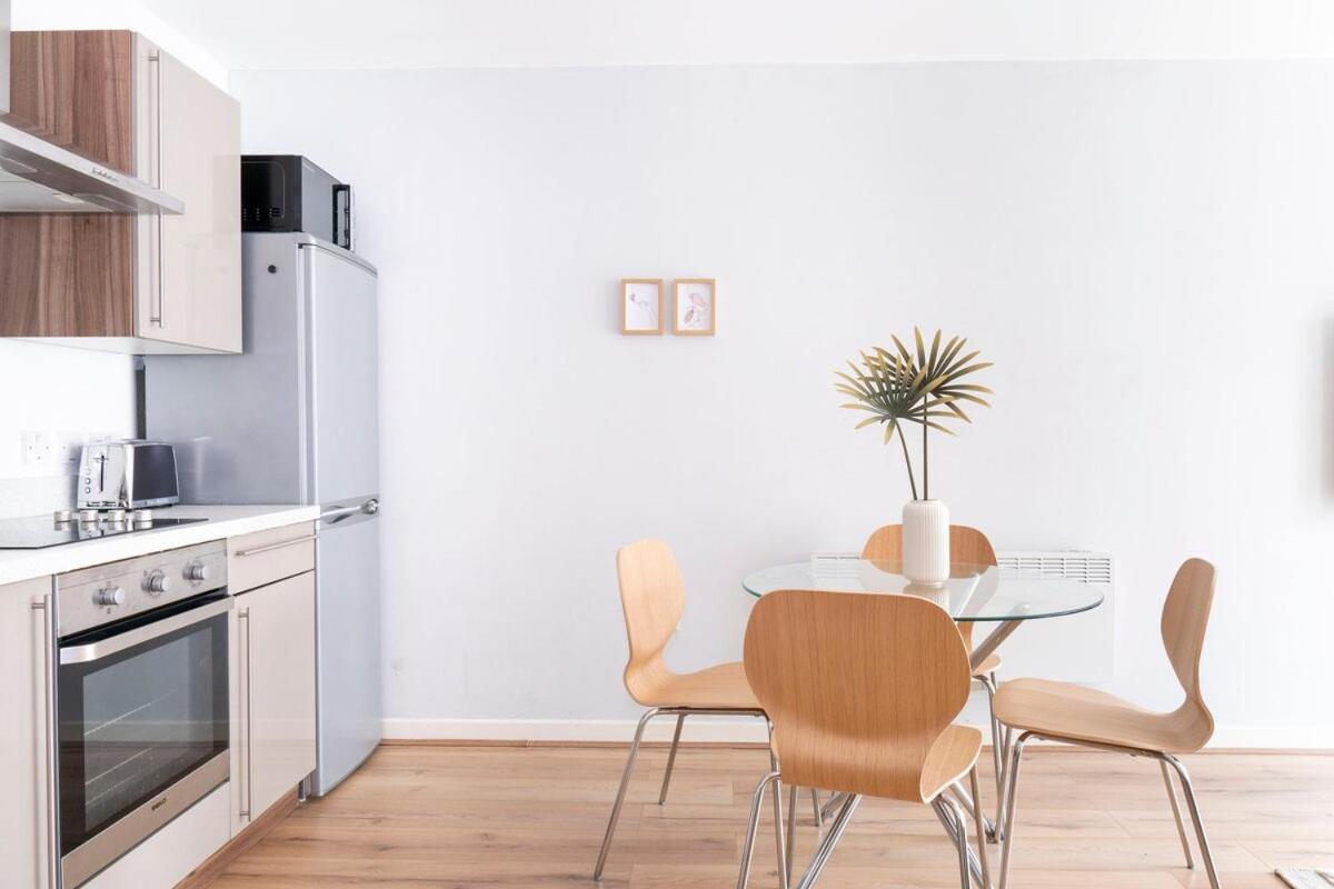 Modern Bright In Salford With Private Parking Apartment Manchester