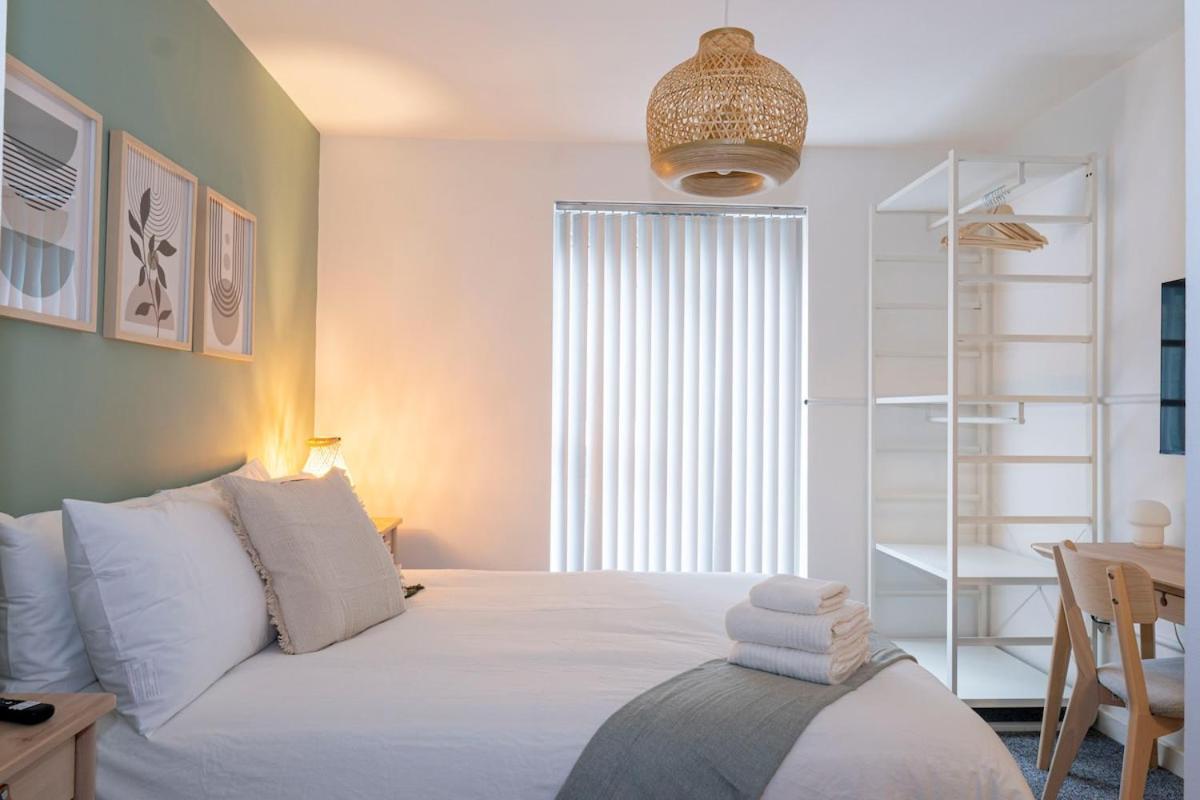Modern Bright In Salford With Private Parking Manchester