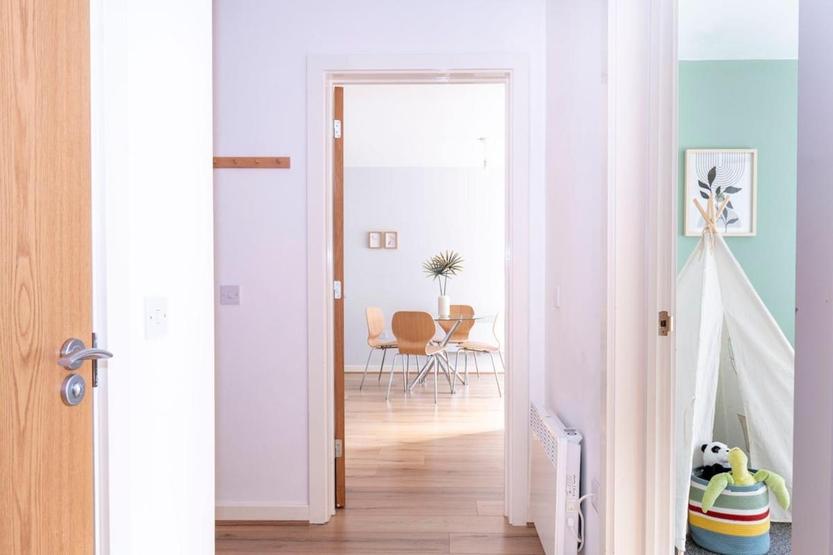 Modern Bright In Salford With Private Parking *