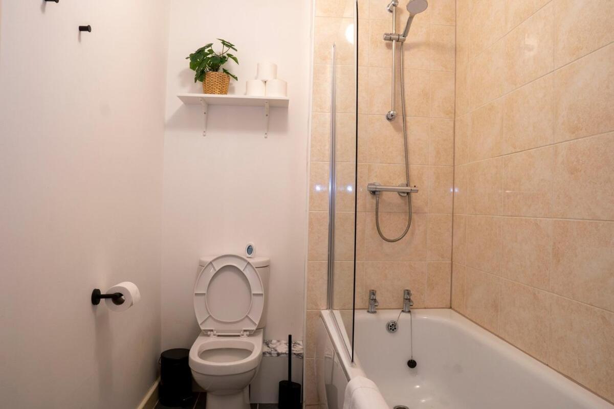 Apartment Modern Bright In Salford With Private Parking Manchester