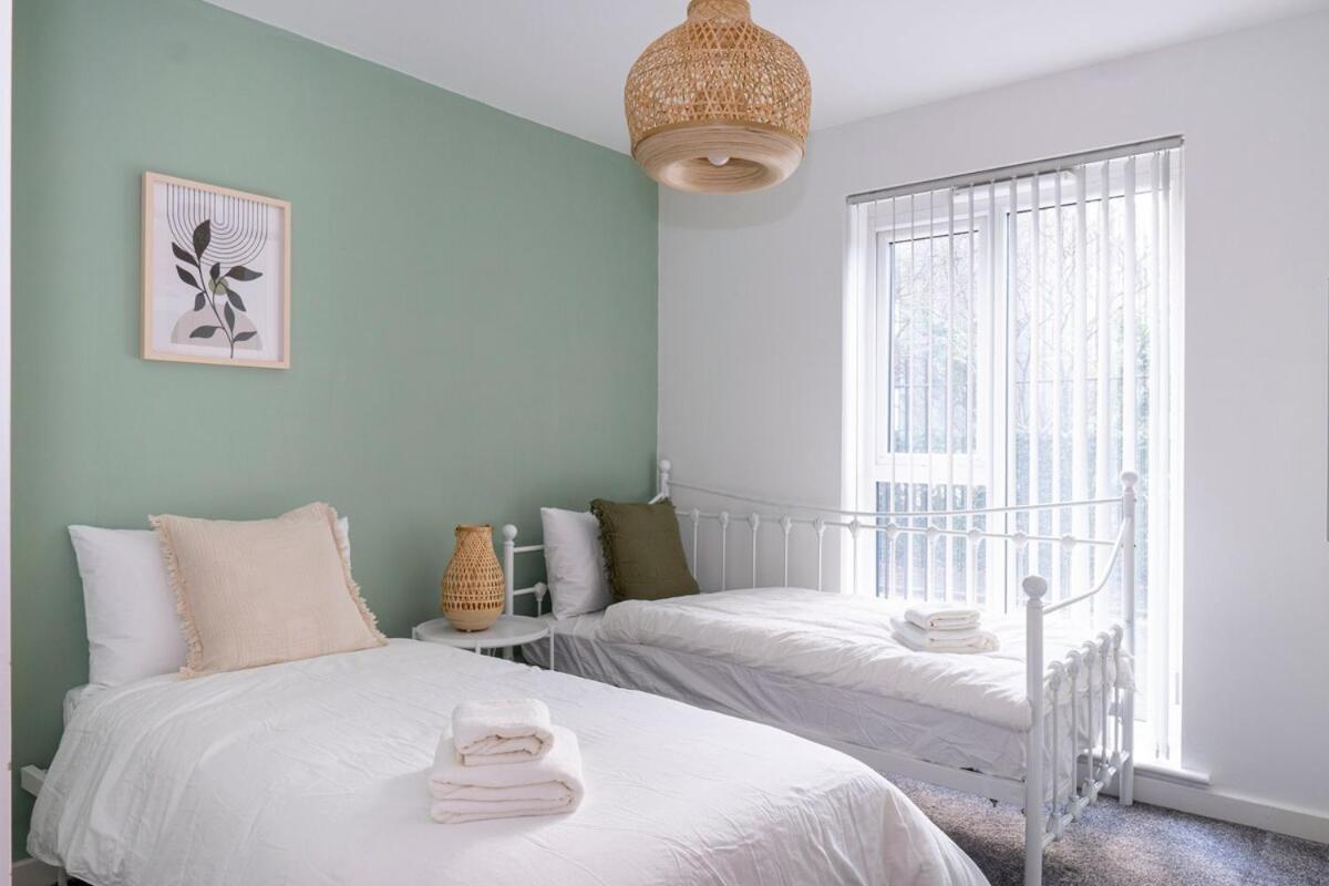 Modern Bright In Salford With Private Parking