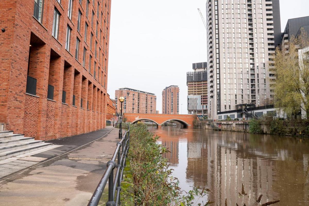 Modern Bright In Salford With Private Parking Apartment *