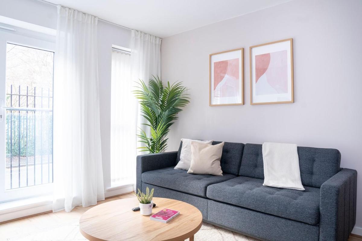 Apartment Modern Bright In Salford With Private Parking Manchester