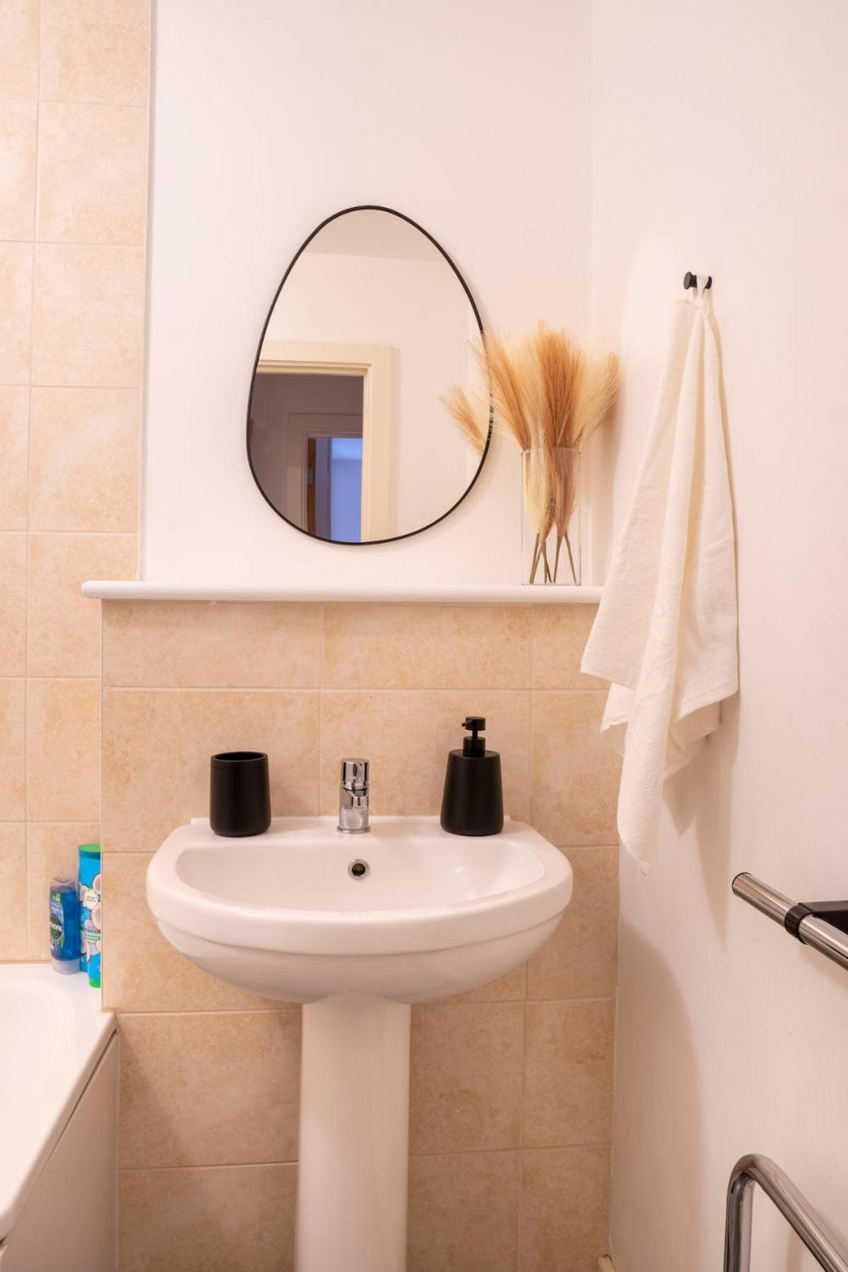 Apartment Modern Bright In Salford With Private Parking *