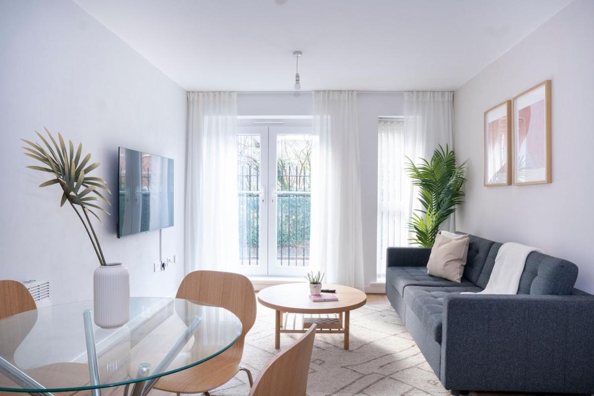 Modern Bright In Salford With Private Parking Apartment *