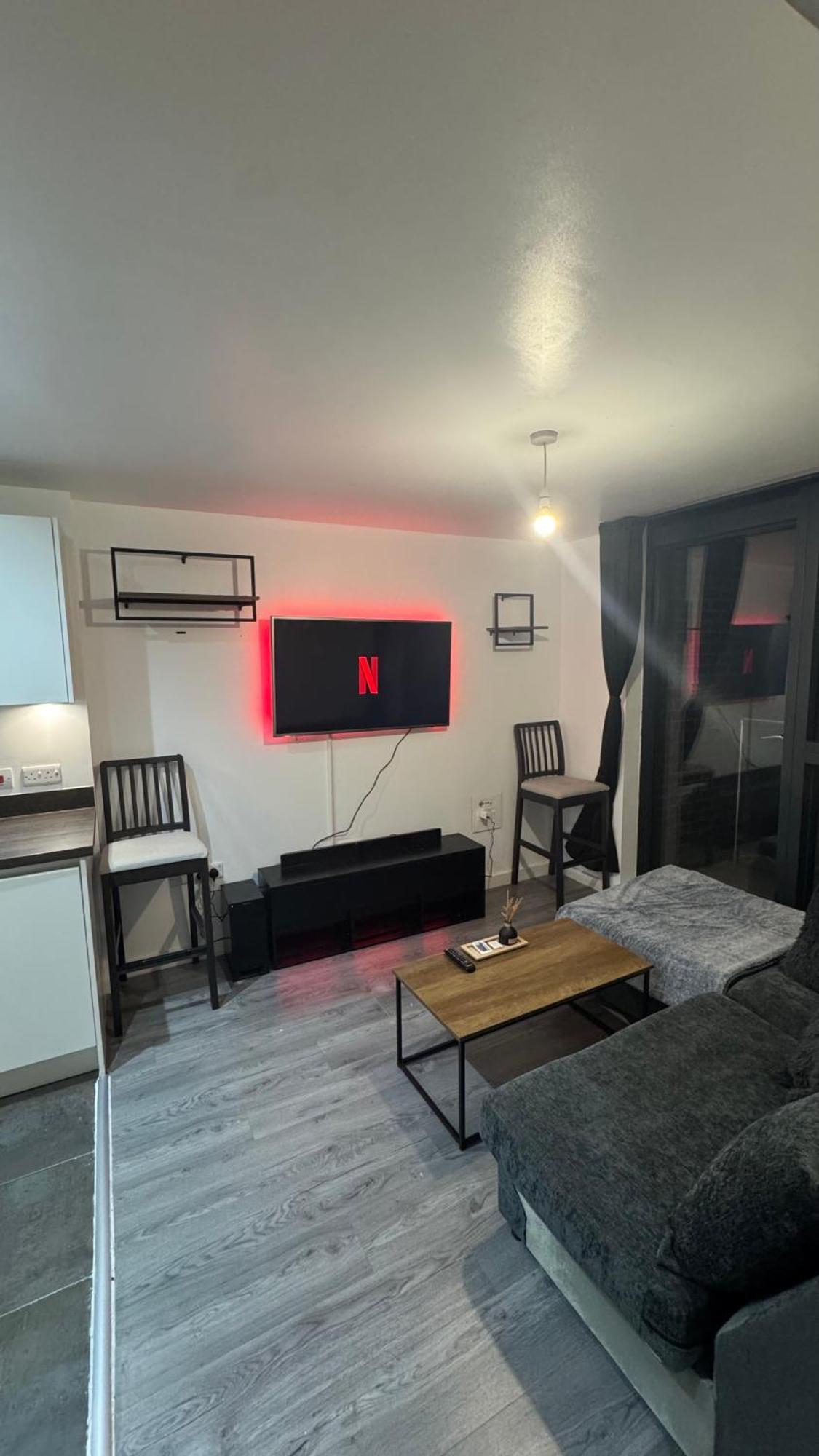 Luxury 1 Bedroom Apartment, Center With Balcony Apartment *