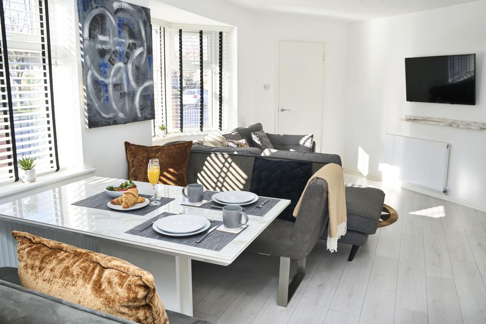 Holiday home Spacious 2-bed Near Centre, Fast Wifi