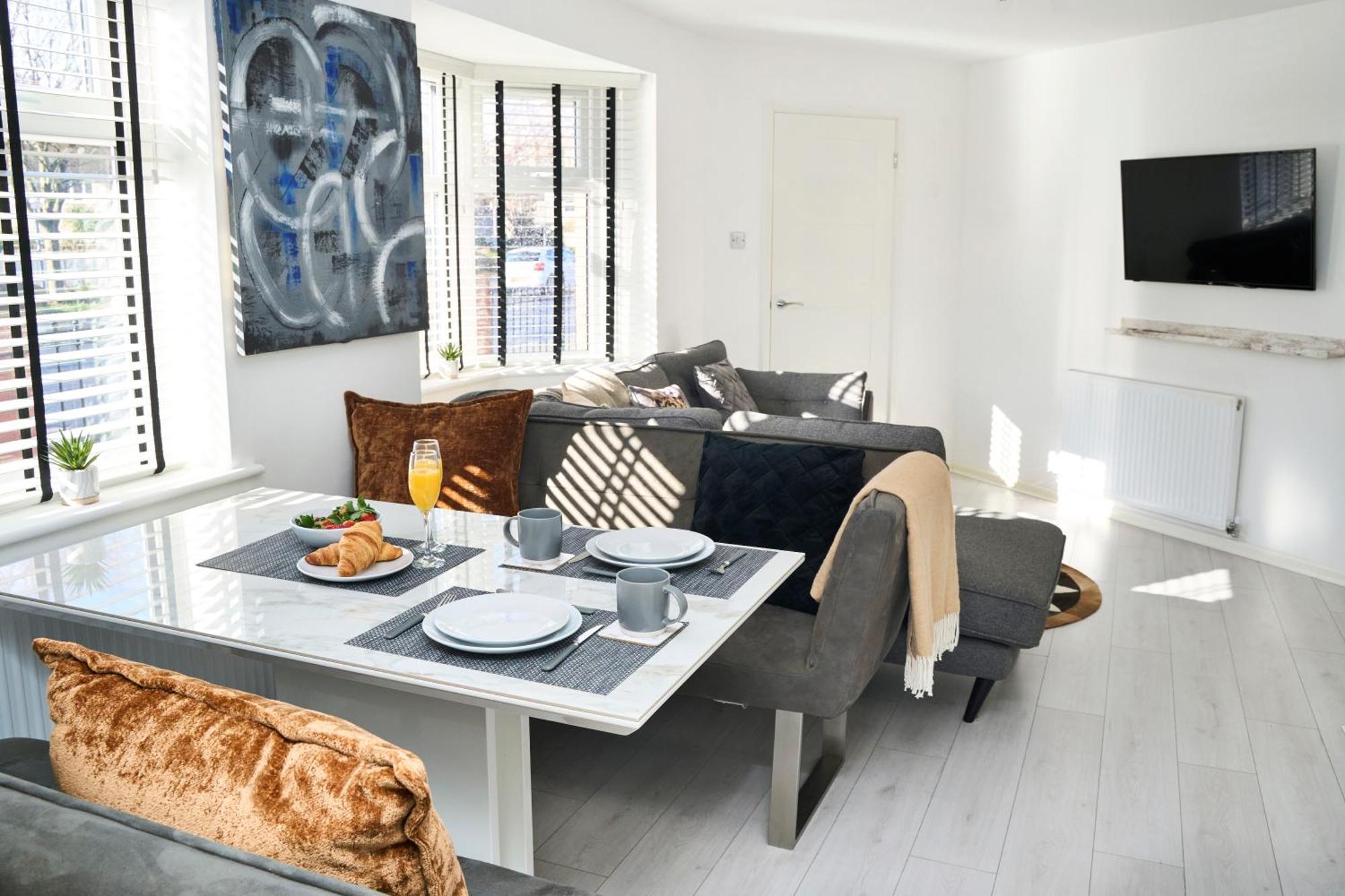Holiday home Spacious 2-bed Near Centre, Fast Wifi
