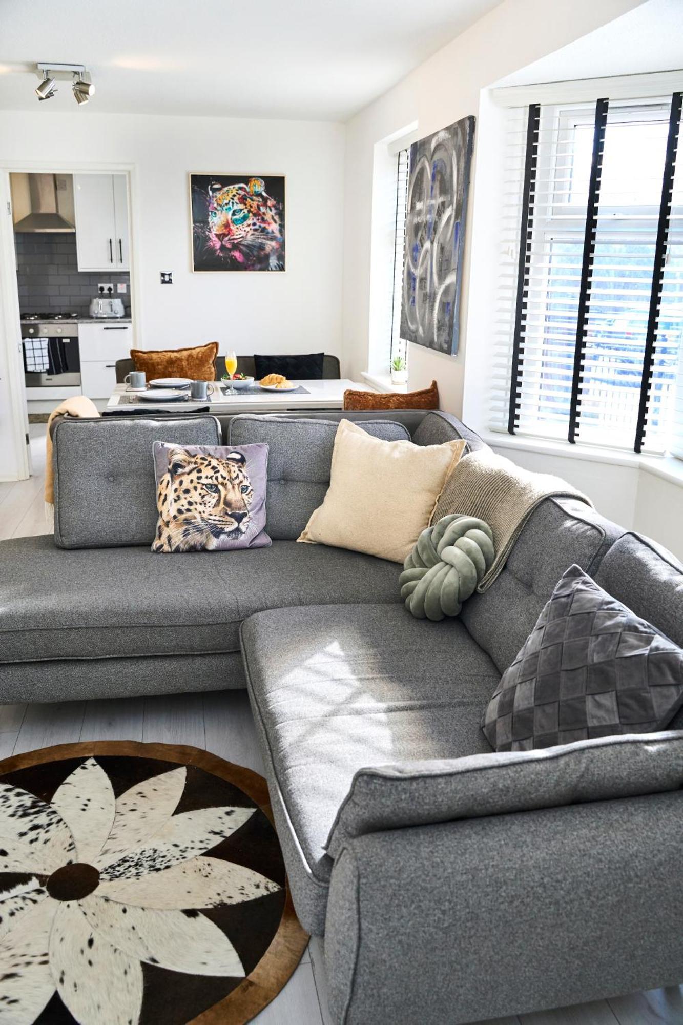 Spacious 2-bed Near Centre, Fast Wifi