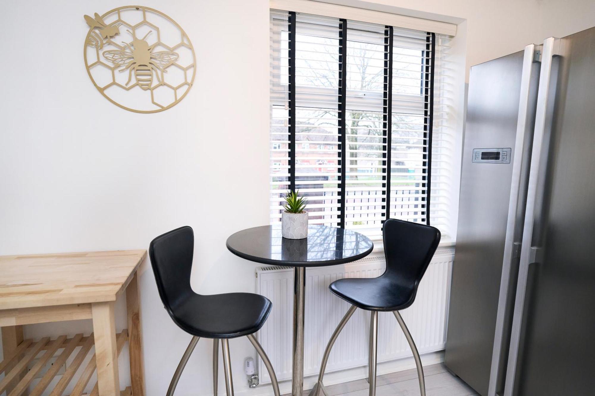 Holiday home Spacious 2-bed Near Centre, Fast Wifi