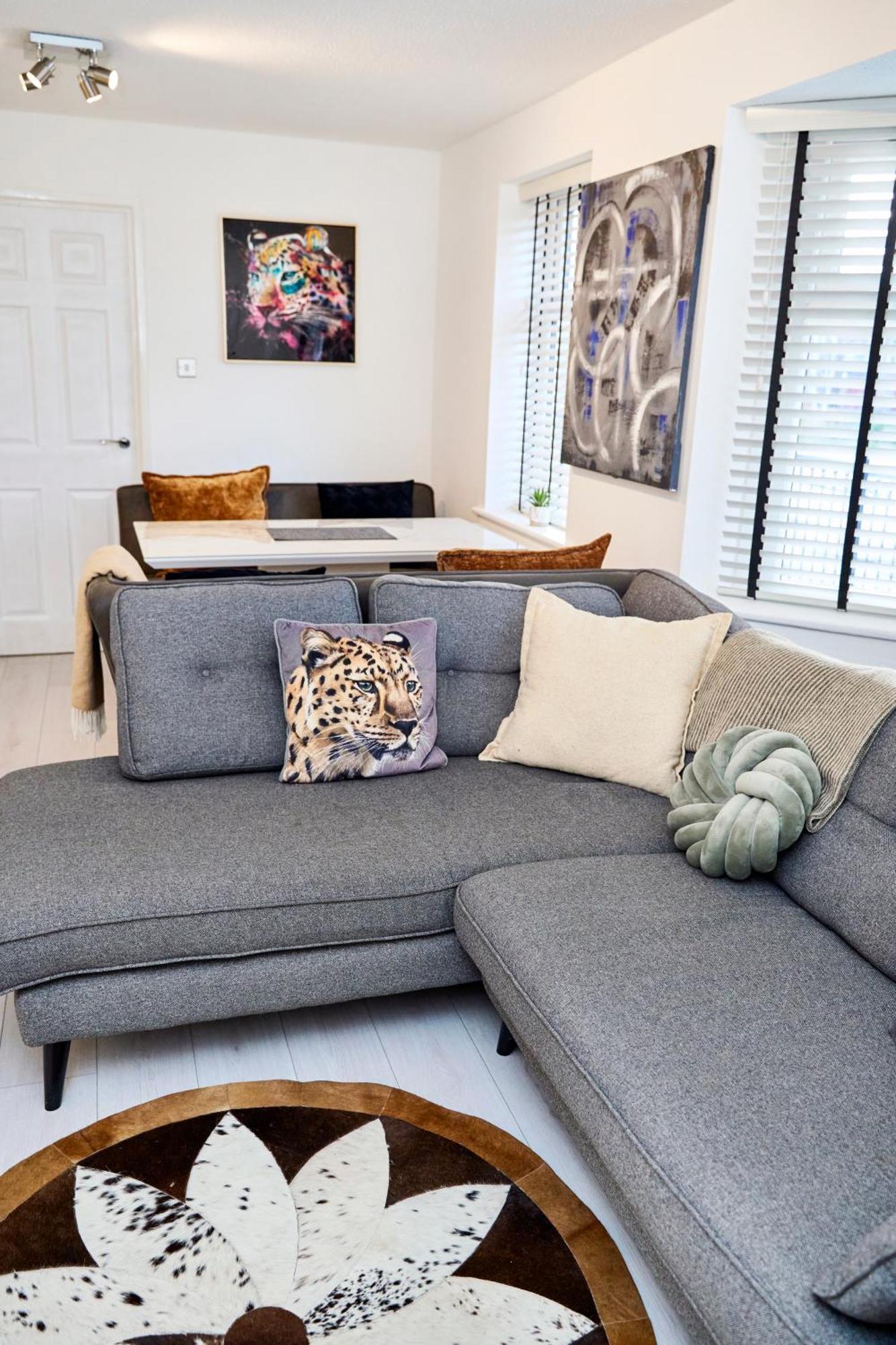 Spacious 2-bed Near Centre, Fast Wifi