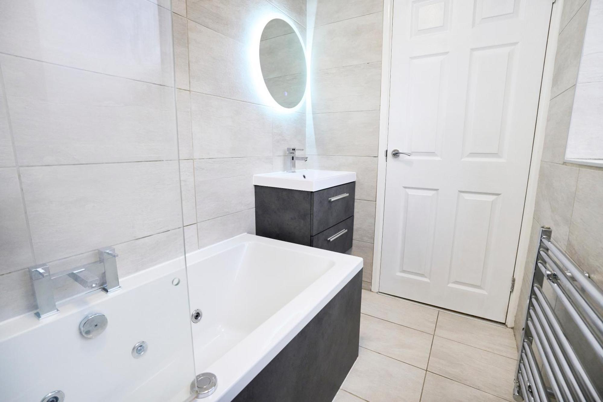 Spacious 2-bed Near Centre, Fast Wifi