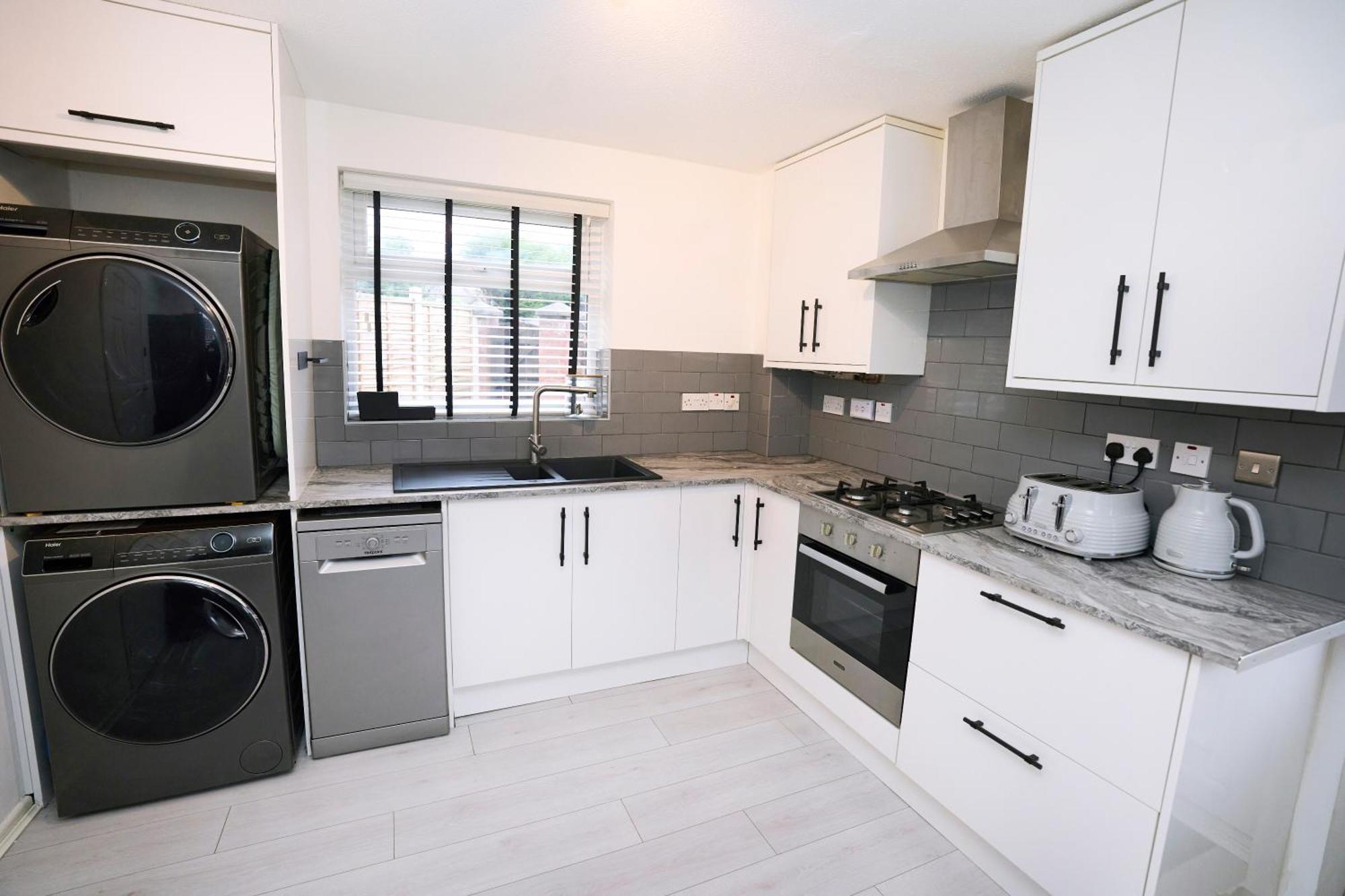 Holiday home Spacious 2-bed Near Centre, Fast Wifi