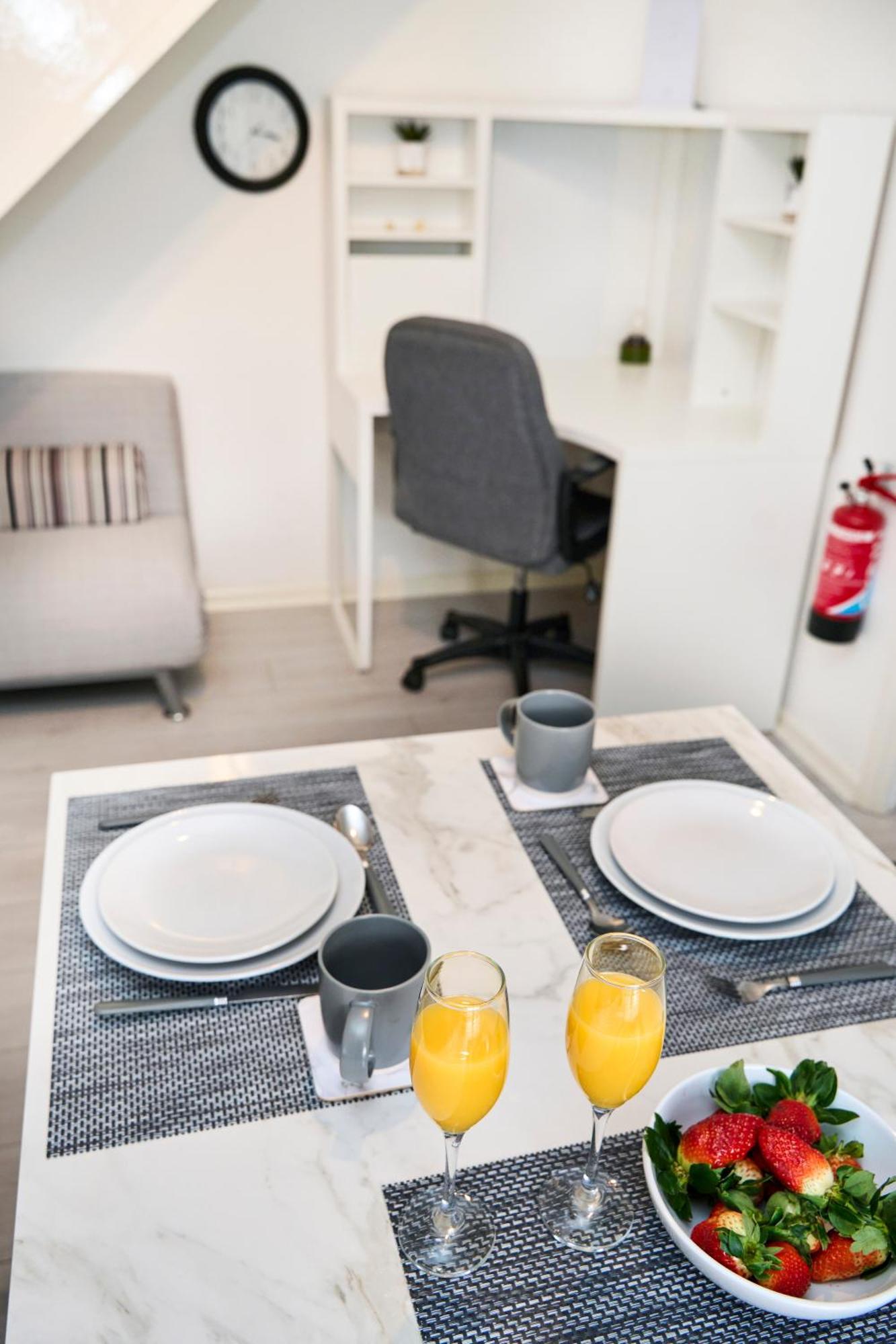 Spacious 2-bed Near Centre, Fast Wifi *