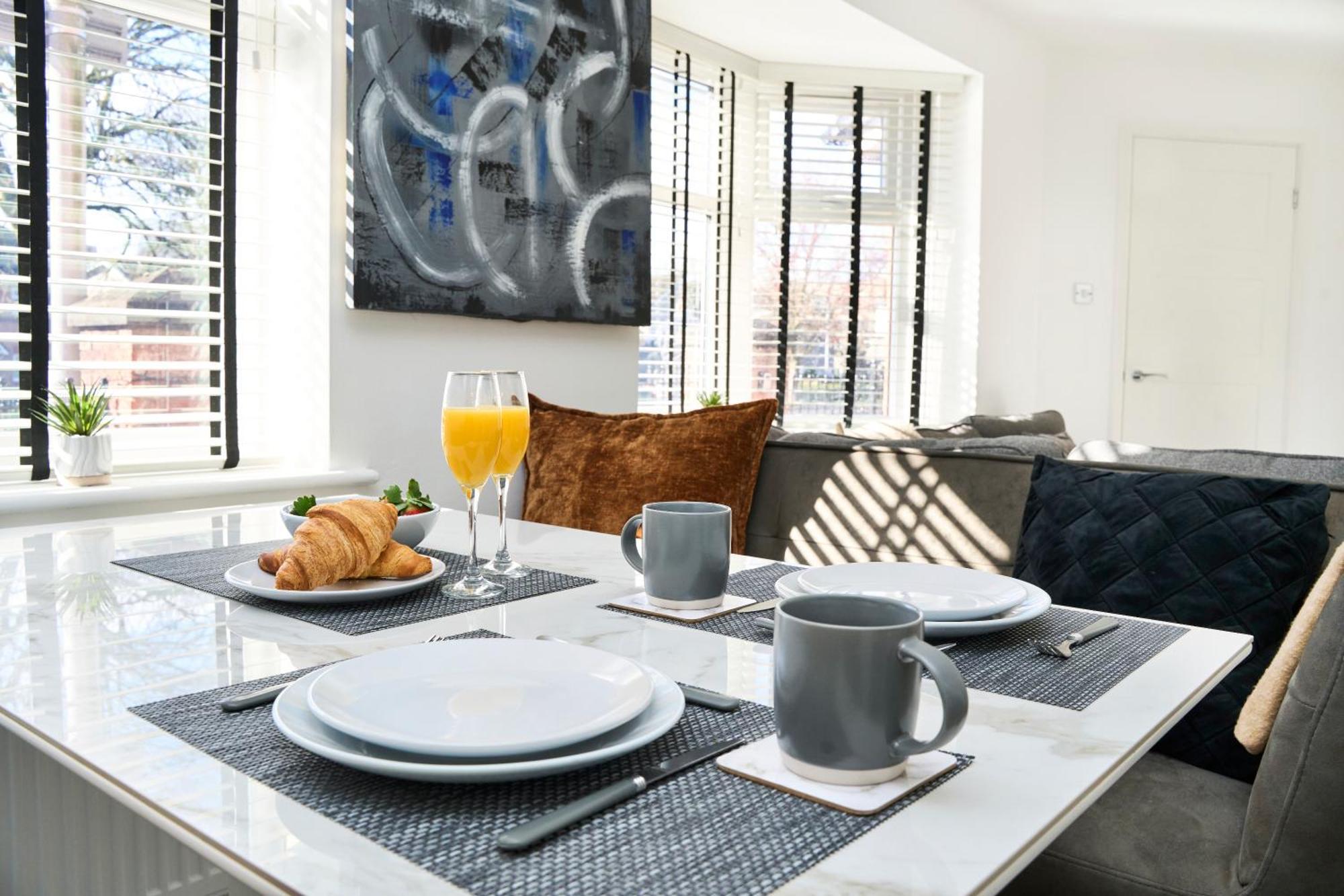 Spacious 2-bed Near Centre, Fast Wifi Holiday home Manchester