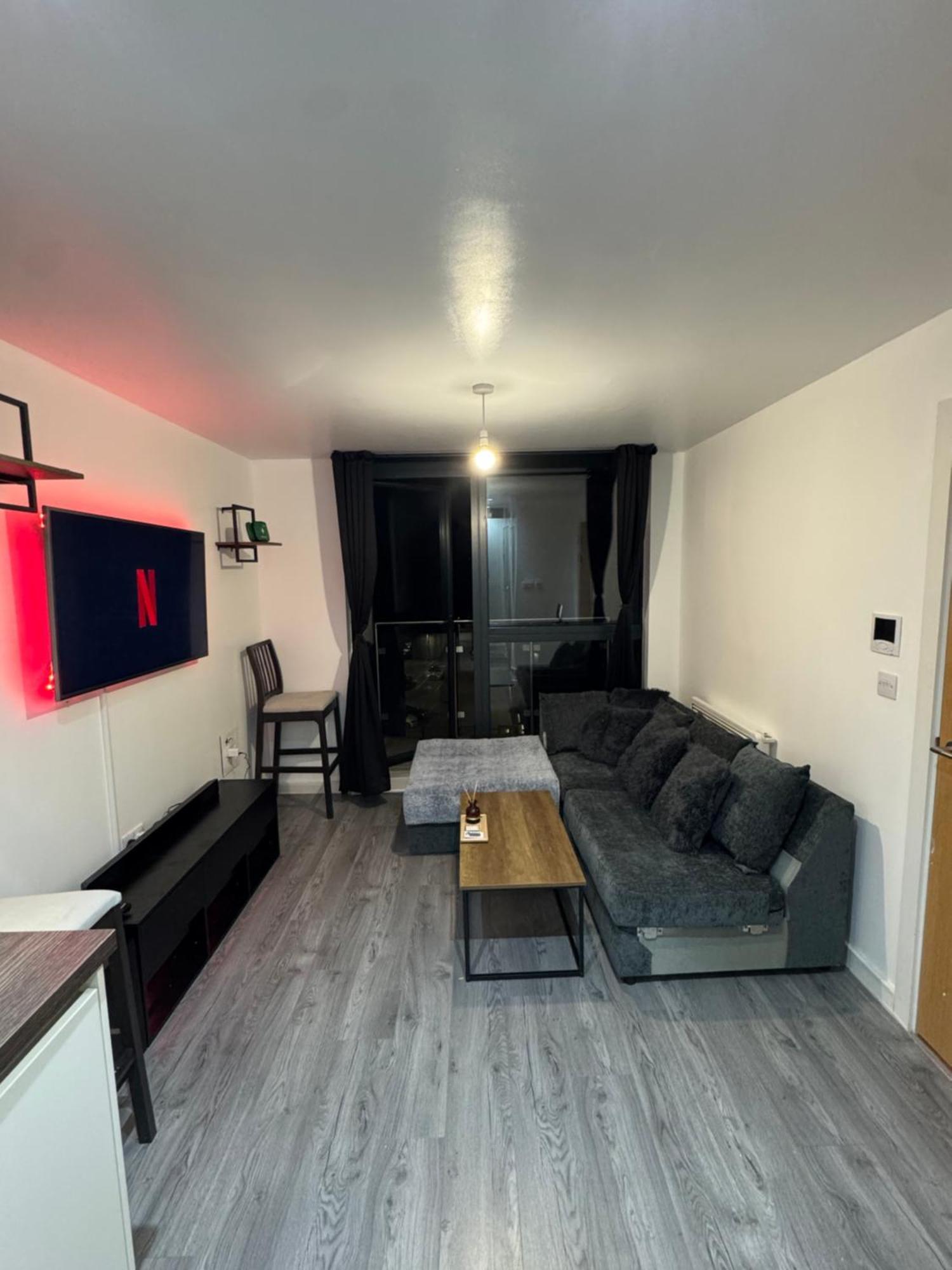 Luxury 1 Bedroom Apartment, Center With Balcony Manchester