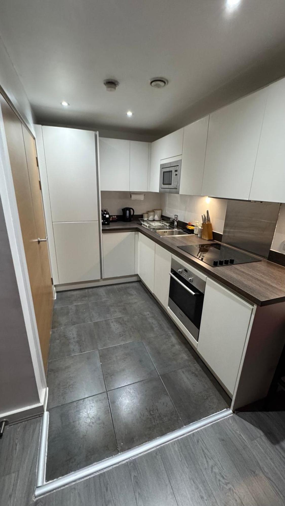 Luxury 1 Bedroom Apartment, Center With Balcony