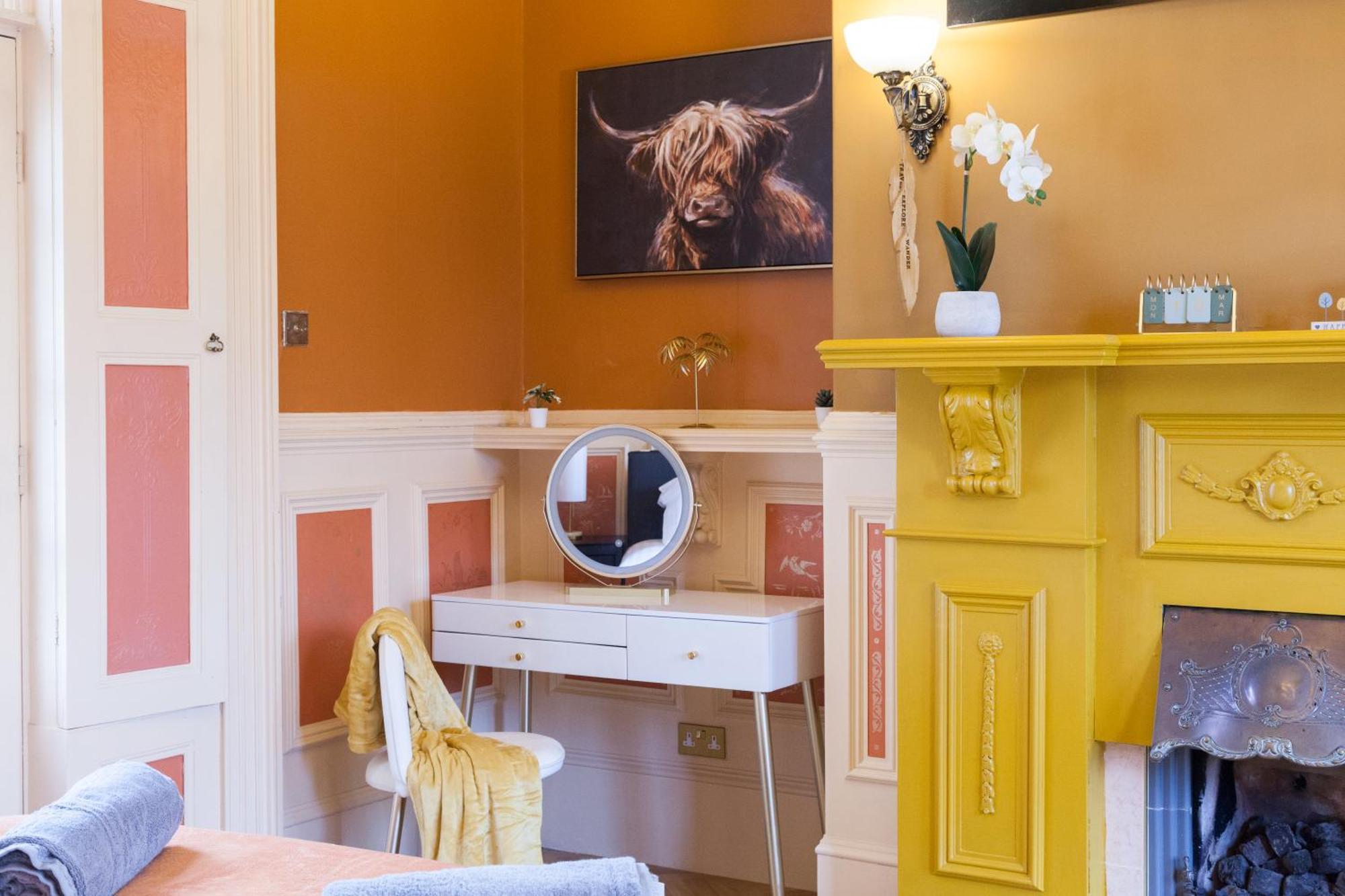 The Gold In A 6 Bedroom Victorian Shared House, Sleeps 4, Super King Bed, Double Bed Apartment *