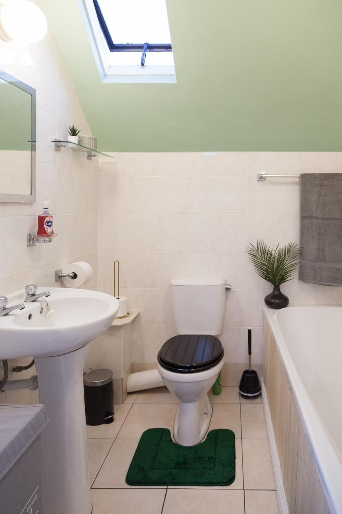 Apartment The Gold In A 6 Bedroom Victorian Shared House, Sleeps 4, Super King Bed, Double Bed *
