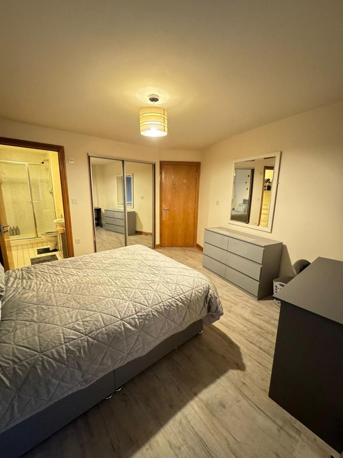 Apartment Spacious 2-bed Flat Next To Piccadilly Station, Mcr *