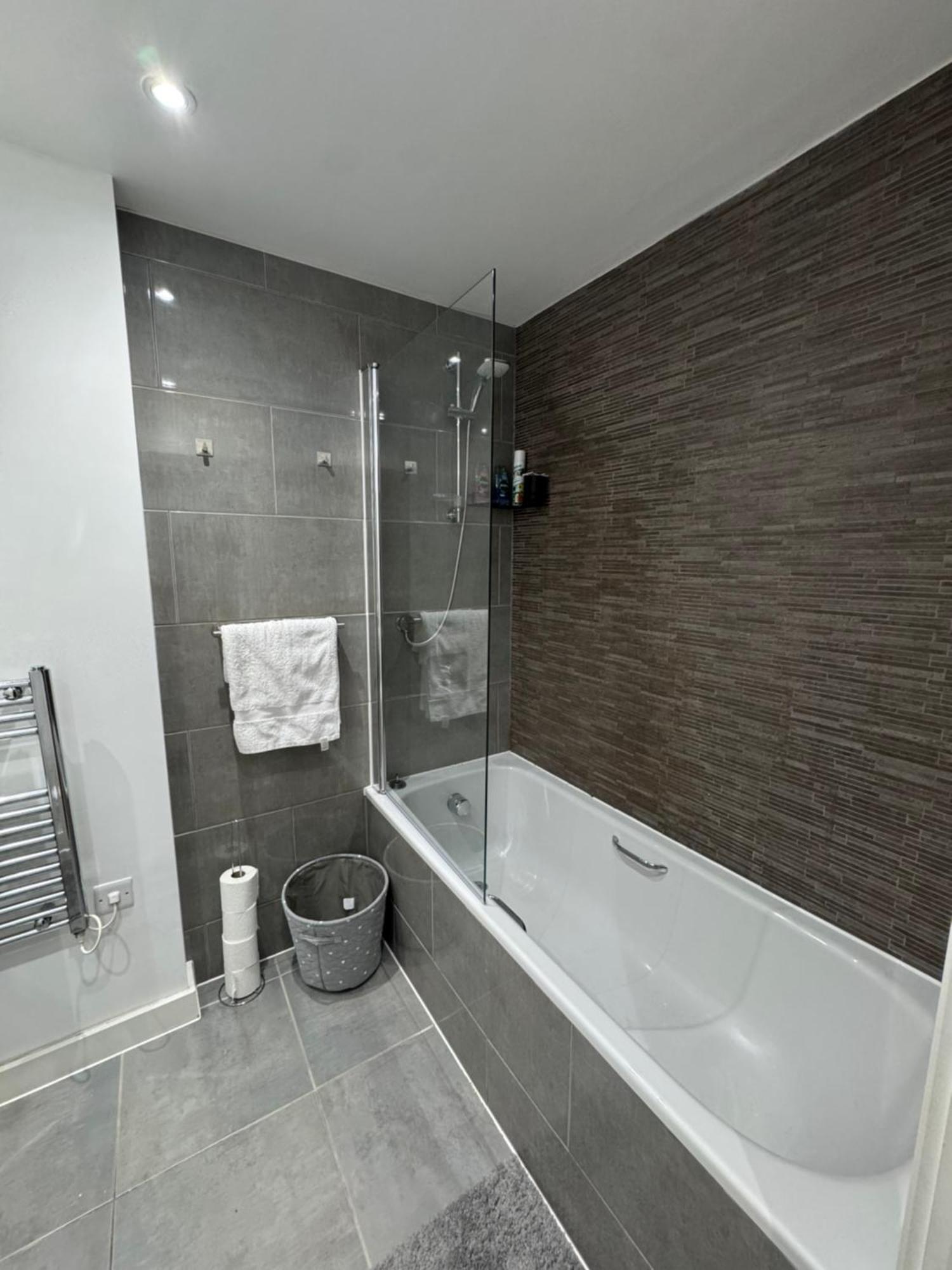 Luxury 1 Bedroom Apartment, Center With Balcony Apartment *