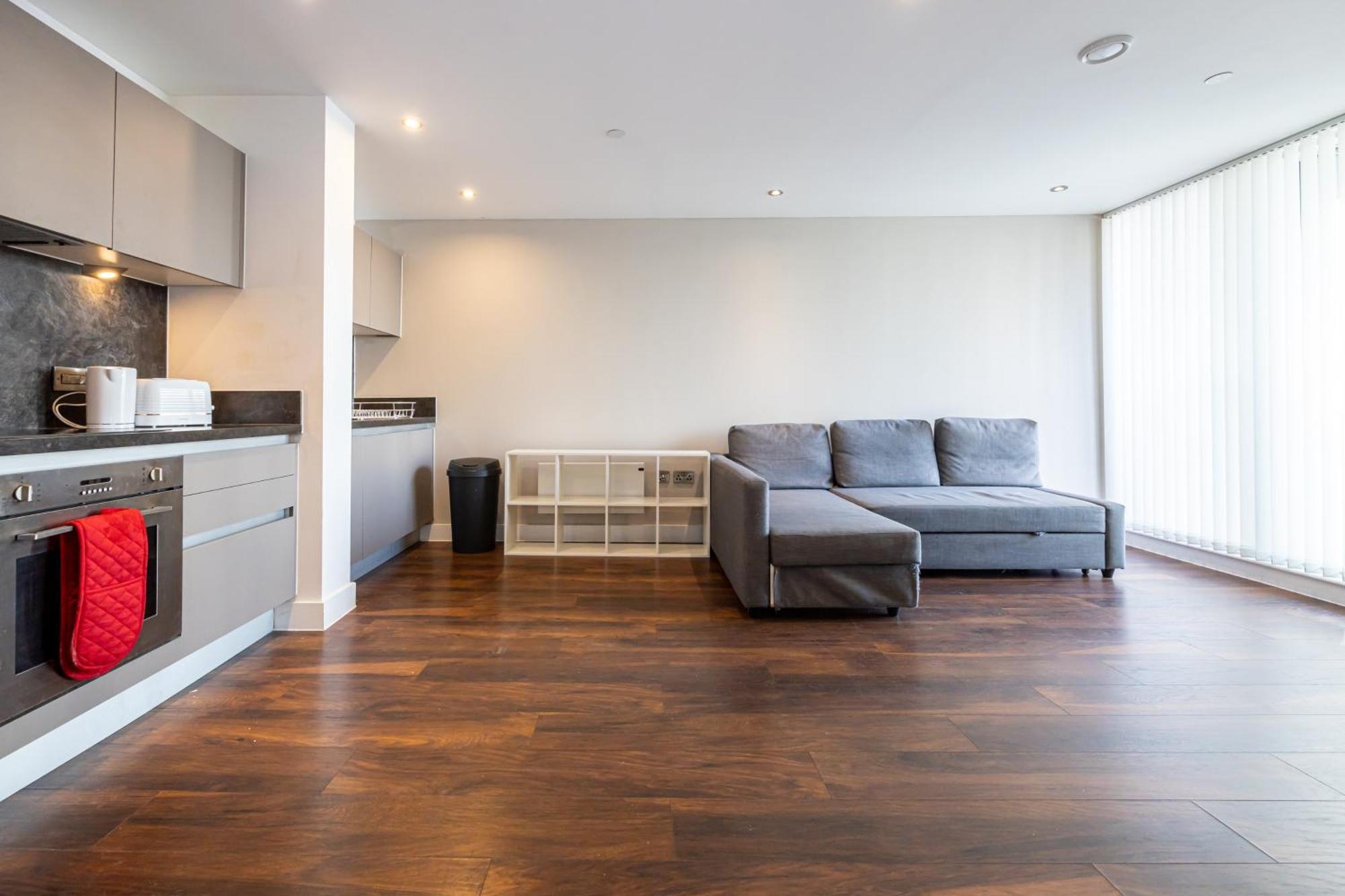 2 Bed Flat In Centre Near Oxford Road O2 Ritz *