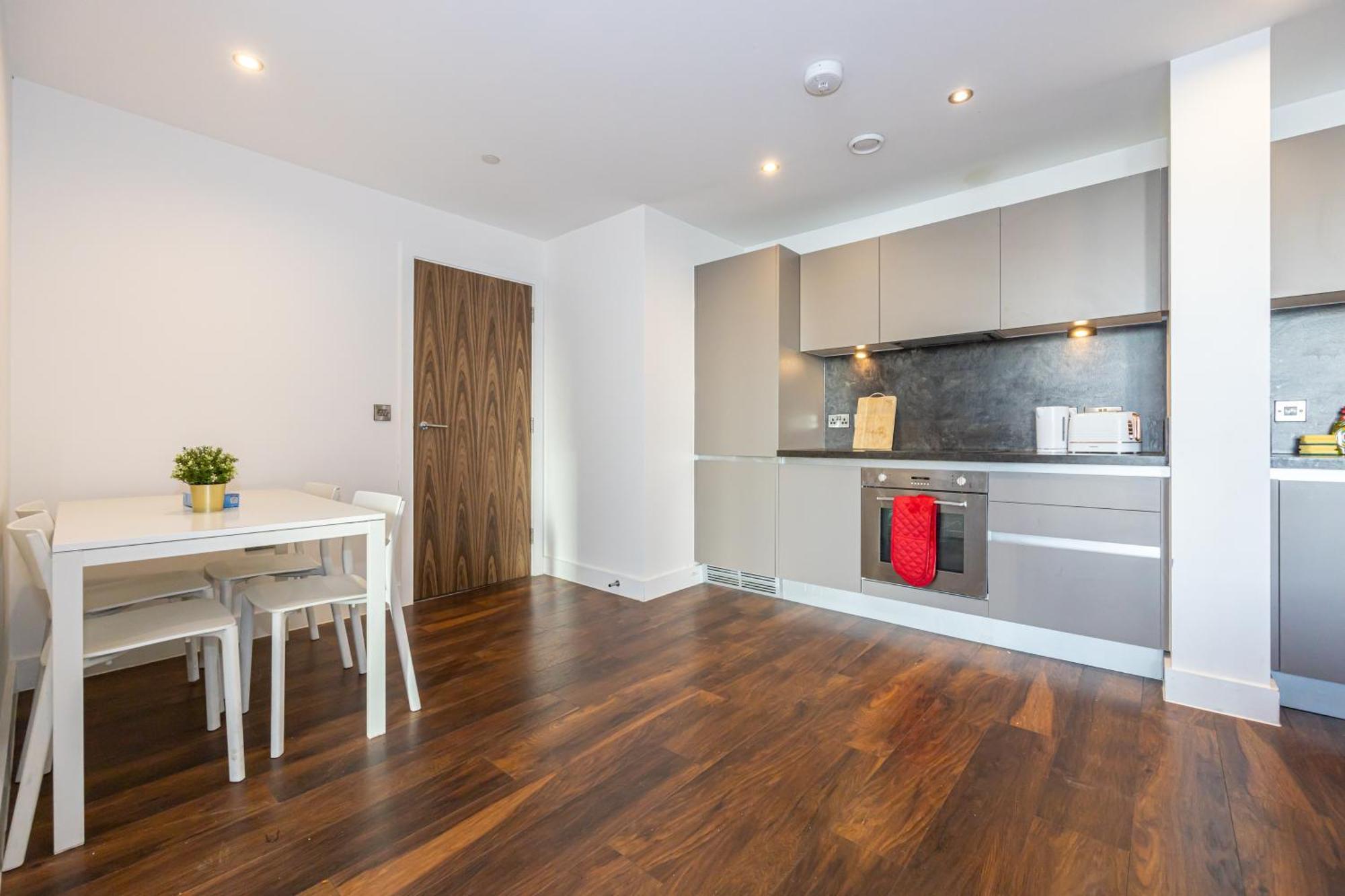 2 Bed Flat In Centre Near Oxford Road O2 Ritz * Manchester
