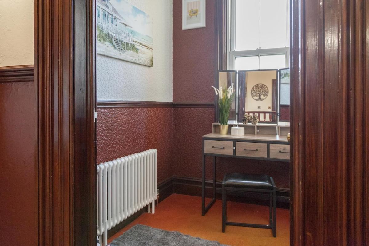 The Emerald In A 6 Bedroom Shared Victorian House Apartment