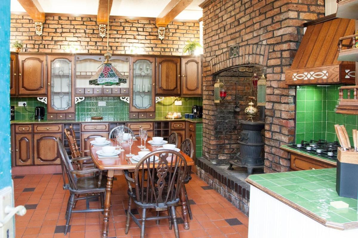 The Emerald In A 6 Bedroom Shared Victorian House Apartment