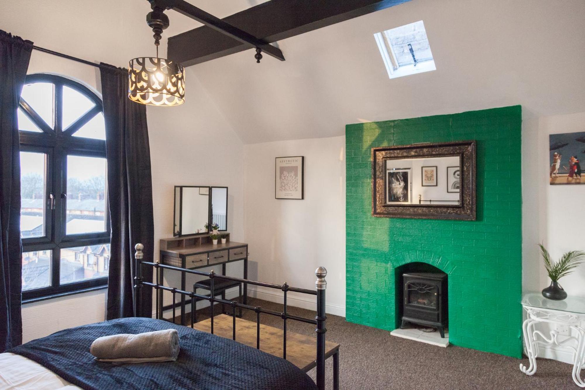 The Emerald In A 6 Bedroom Shared Victorian House Apartment