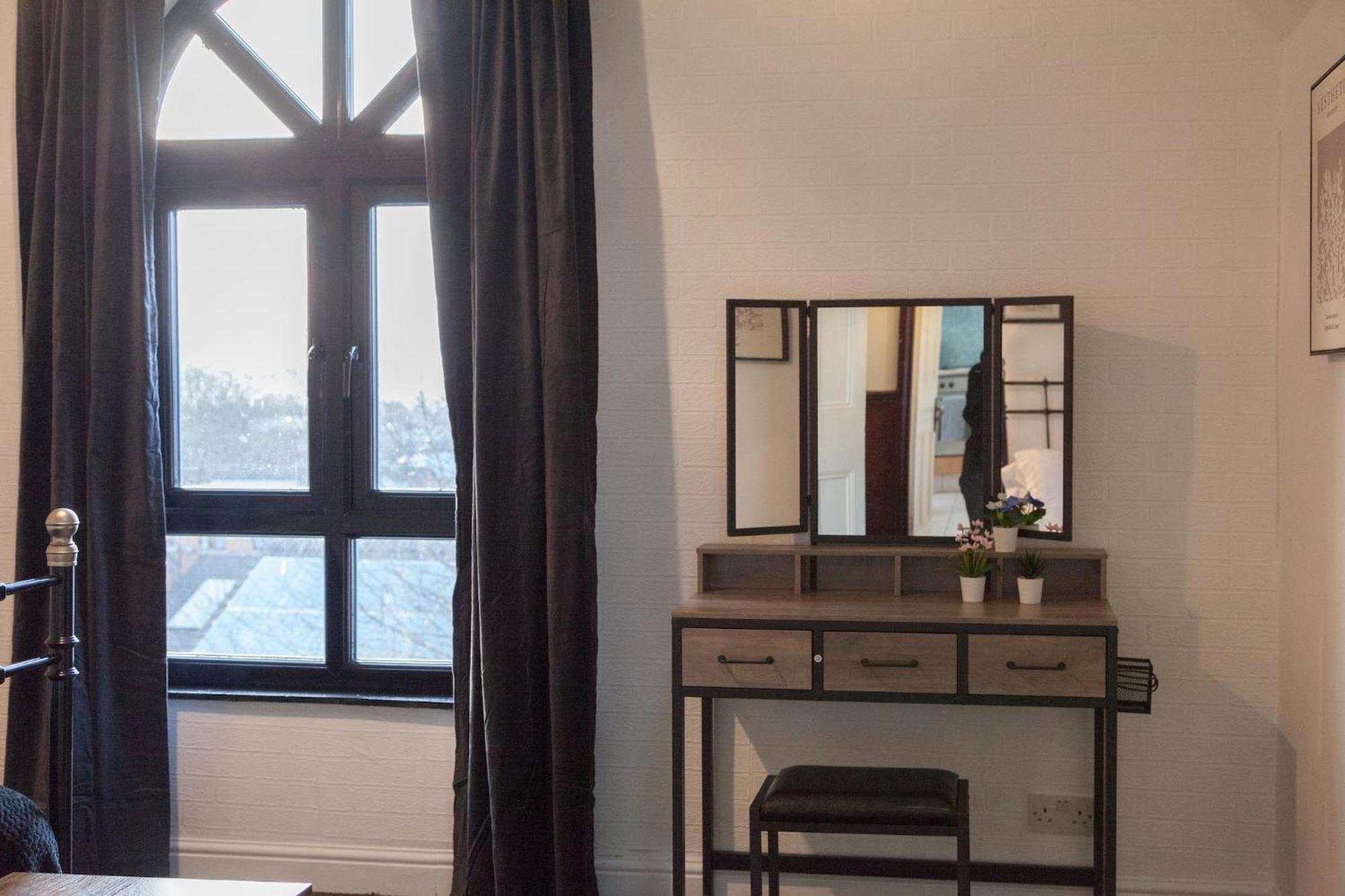 The Emerald In A 6 Bedroom Shared Victorian House Apartment *
