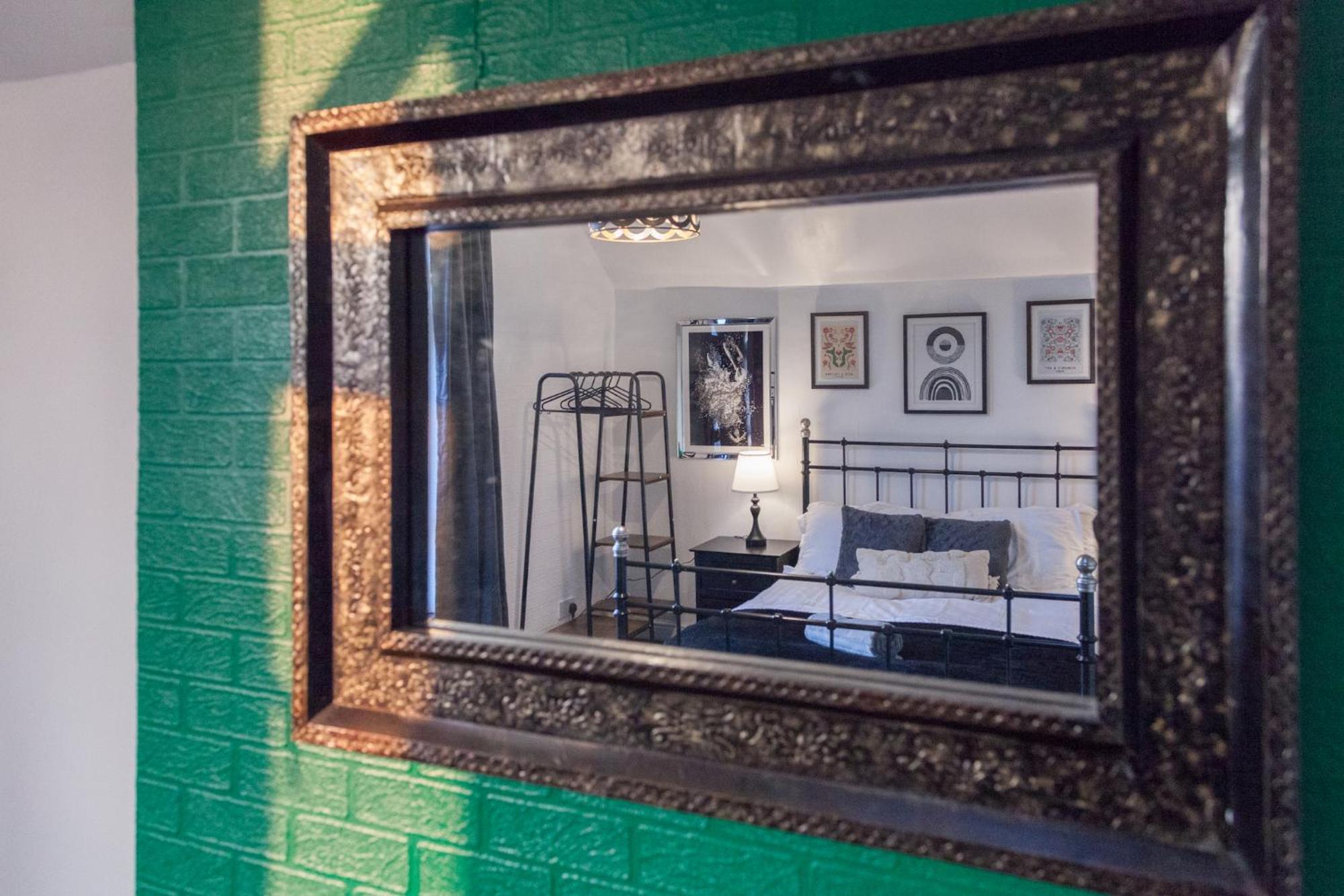 The Emerald In A 6 Bedroom Shared Victorian House * Manchester