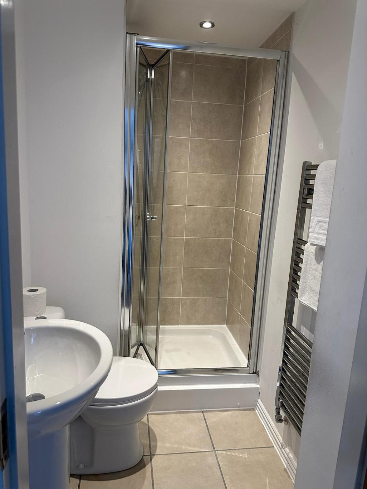 Modern & Private 2br Apartment *