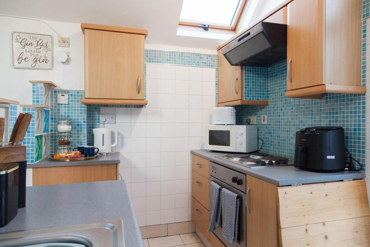 The Orange In A 6 Bedroom Victorian Shared House Apartment Manchester