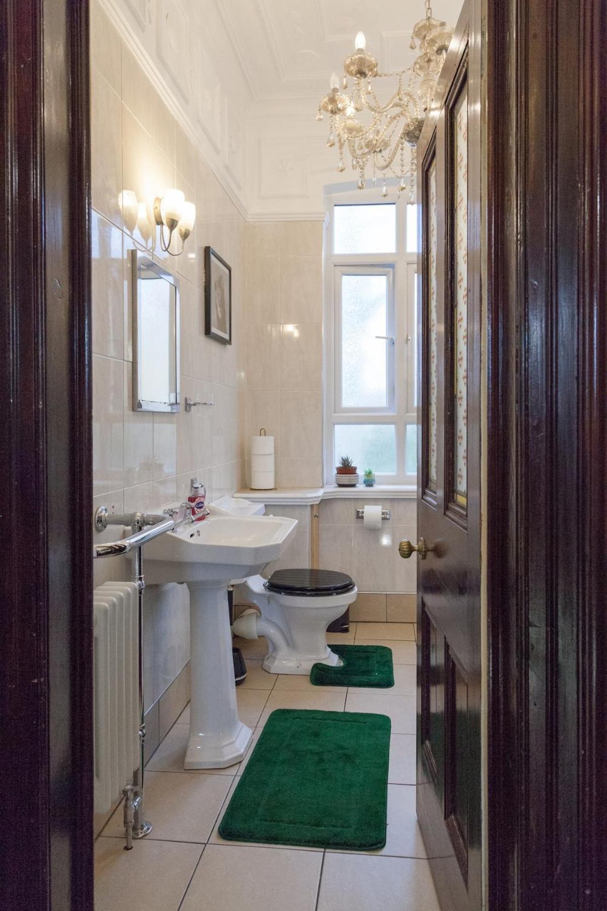 The Orange In A 6 Bedroom Victorian Shared House Manchester