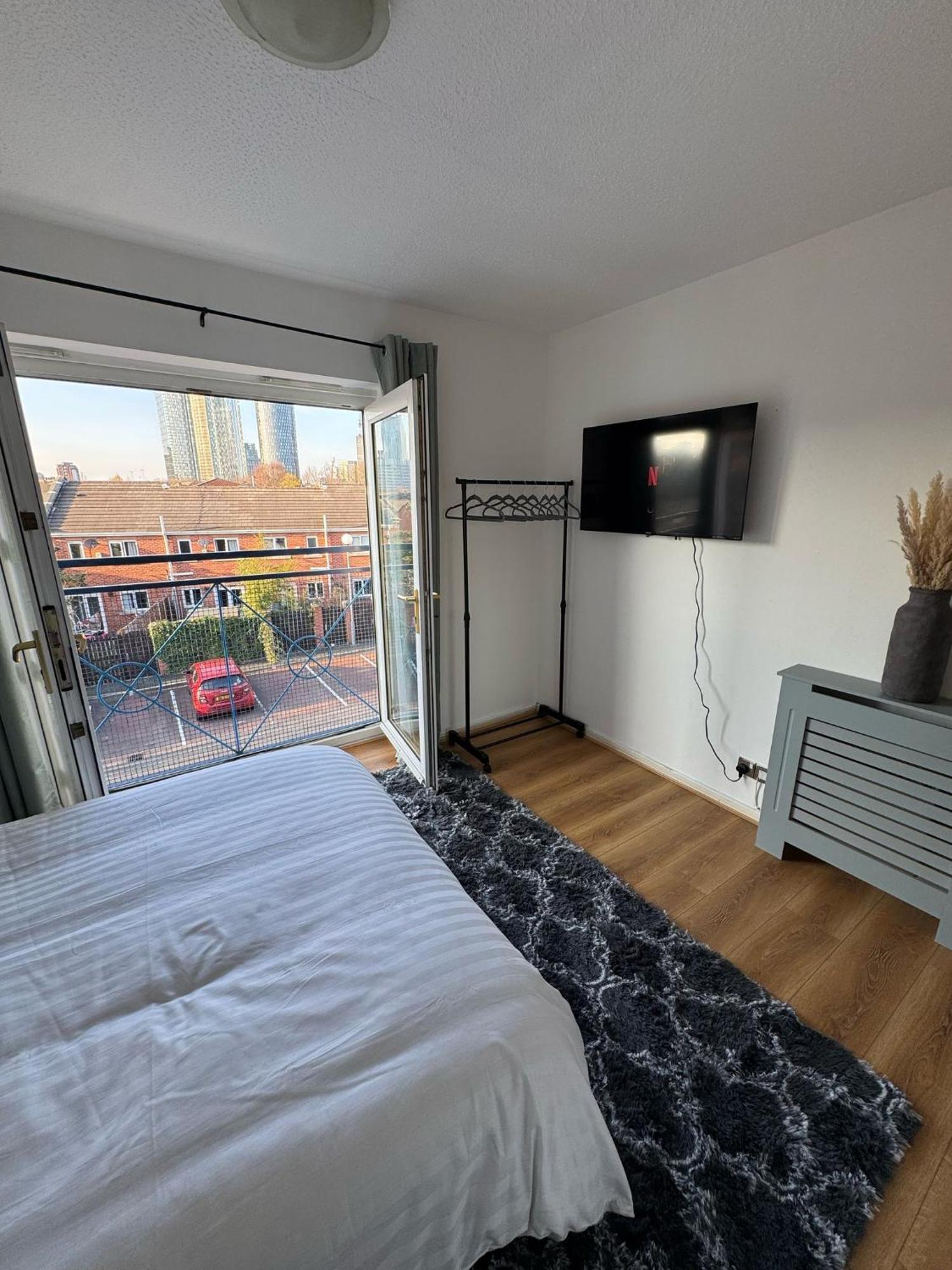 Apartment Stylish 3 Bed Flat Near Centre With Parking *