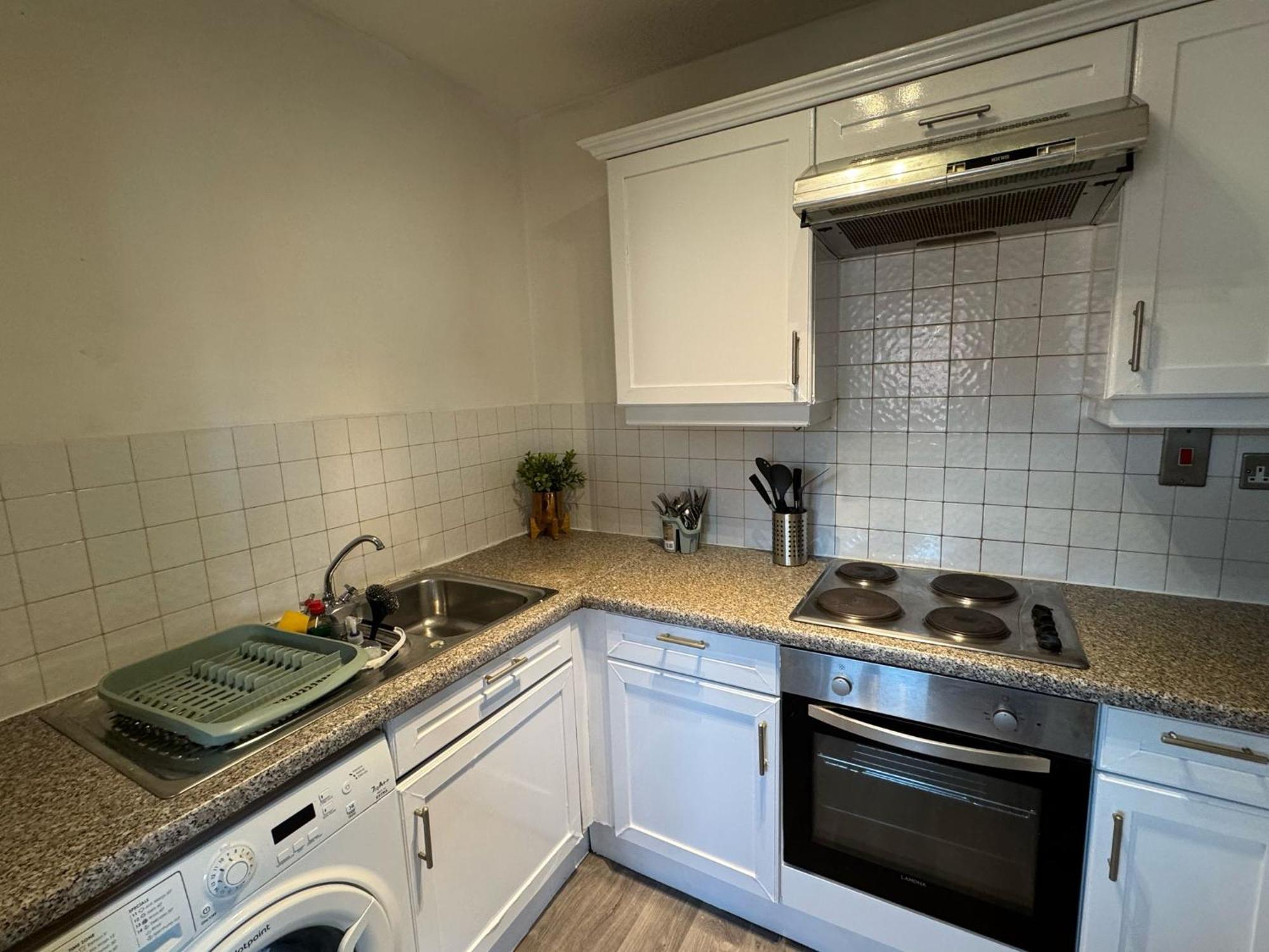 Stylish 3 Bed Flat Near Centre With Parking Apartment *